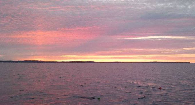 Auringonlaskun aikaan täydenkuun ehtoossa...