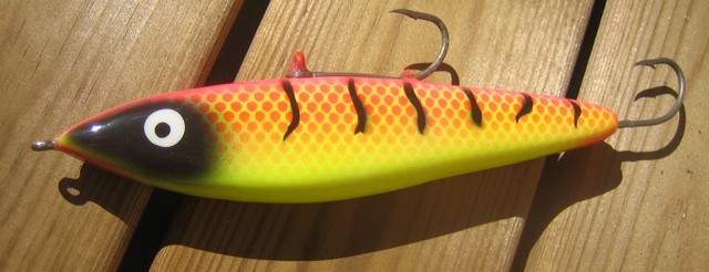 Selkä todellisuudessa fluorinpunanen