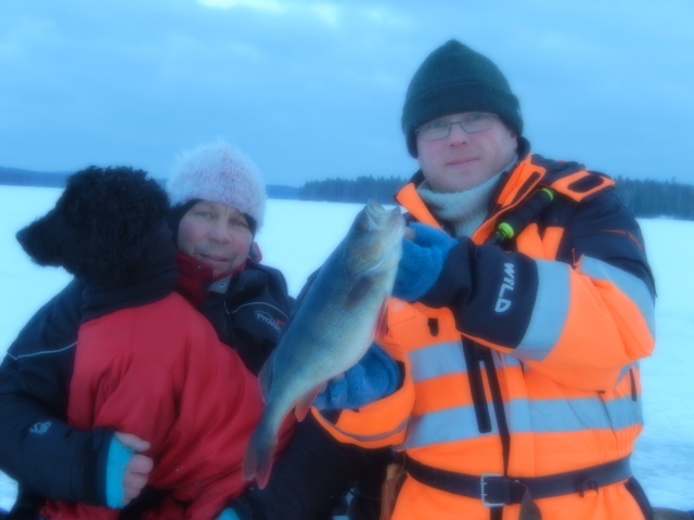 Kaverukset kalassa ja iso ahven.jpg