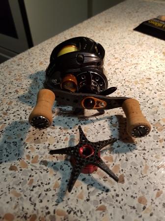 Korkkinupit.hiilikuitunen tähtijarru tuli väärän värisenä. myynnissä jos joku tarvii. Sopii oikeekätiseen revoon.