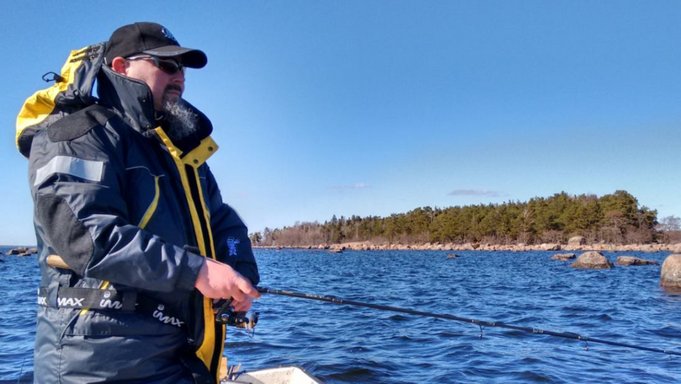 Kalastaja hetkeä ennen taimenen tärppiä.jpg