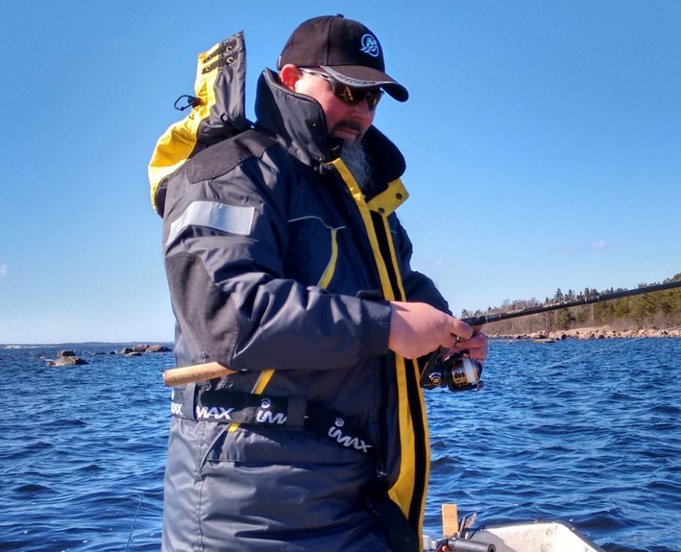 Kalastaja hetkeä taimen karkuuttamisen jälkeen.jpg