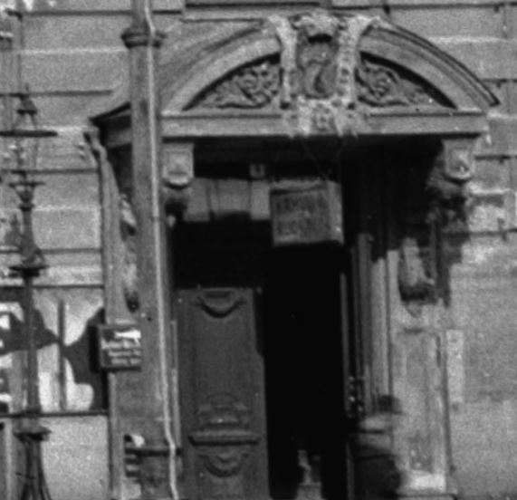 pohjoisesplanadi 7----kyltti ovenpielessä---pylvään takana...jpg