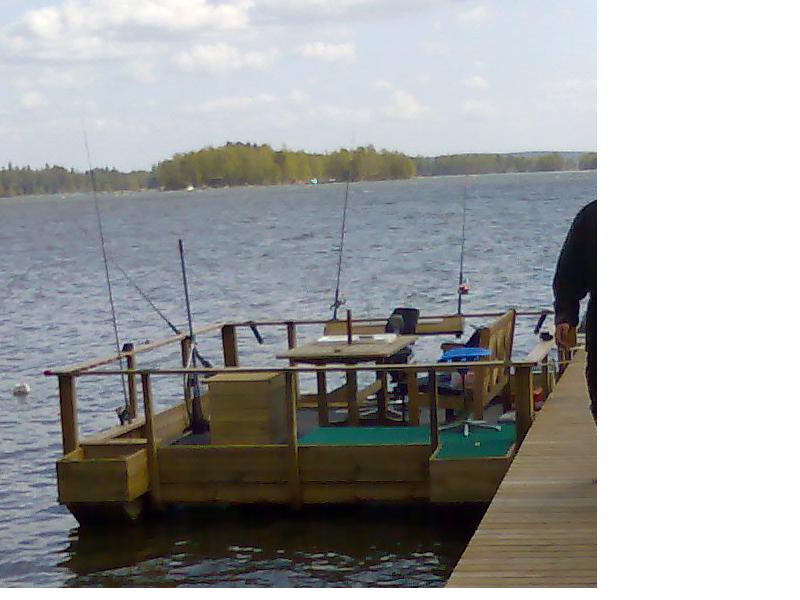 Lautta on tässä laiturissa parkissa