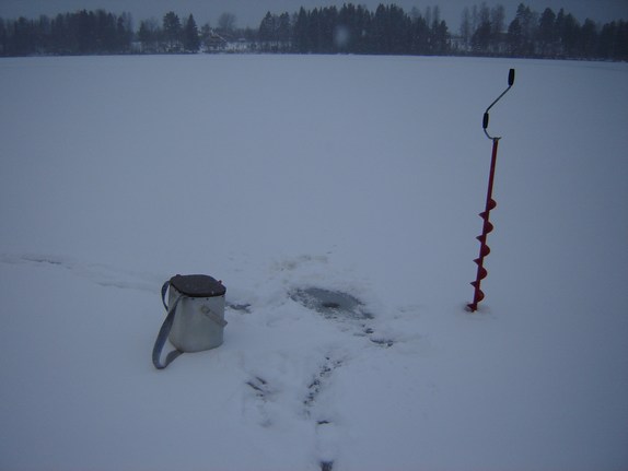 Talven ensimmäinen pilkki reikä...