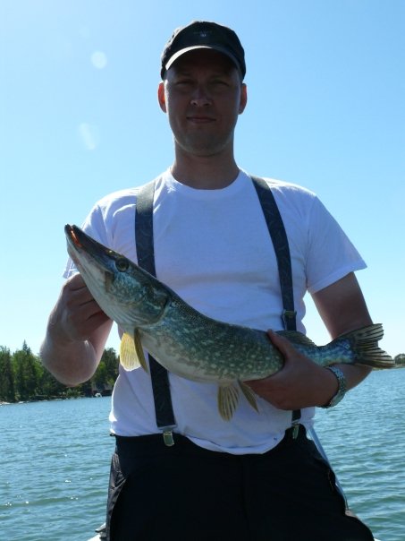 Jani pönöttää saaliinsa kanssa. =)