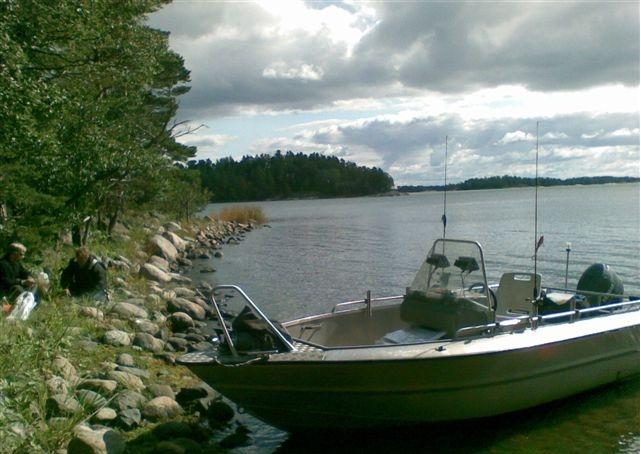 Pojat sytyttää grilliä