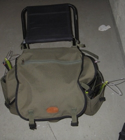 IMGP4750repun lepän taskun mahtuu 3 kynsikkää varalle ja samalla ne toimii istuin pehmikkeenä..JPG