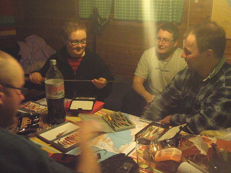 Iltaisin oli aikaa tarinoida ja levitellä tasureita pitkin pöytiä.