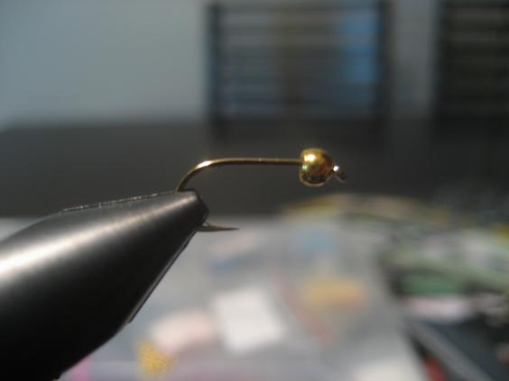 Pujoita kuulapääkoukkuun ja laita koukku penkkiin.