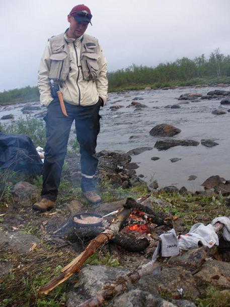 Kalsarit ja kalat samoilla tulilla.JPG
