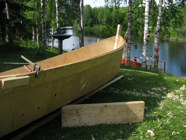 Vene toisella puolella käytin mallina tuota toisen puolen jämää.jpg