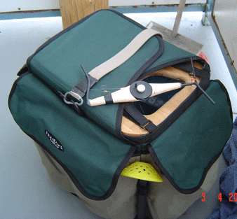 Kuvassa sakusta saa pikkasen mittasuhteita pakille takana kuvassa ei näy mutta siellä on vielä etupuolen osan kokoinen 2 osainen säilytystasku