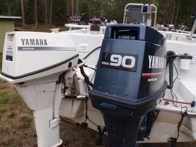 Tässä tarkempaa kuvaa... pikkukone on nyt irti. Erillinen kuva siitä löytyy ketjusta hiukan ylempänä.