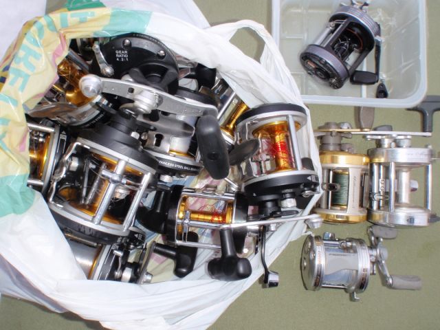 Amb. 5500 c 3,  Daiwa 300, + rikkinäisiä ja osin kunnossa olevia vetokeloja. Lähtöhinta koko kasalle 150 €