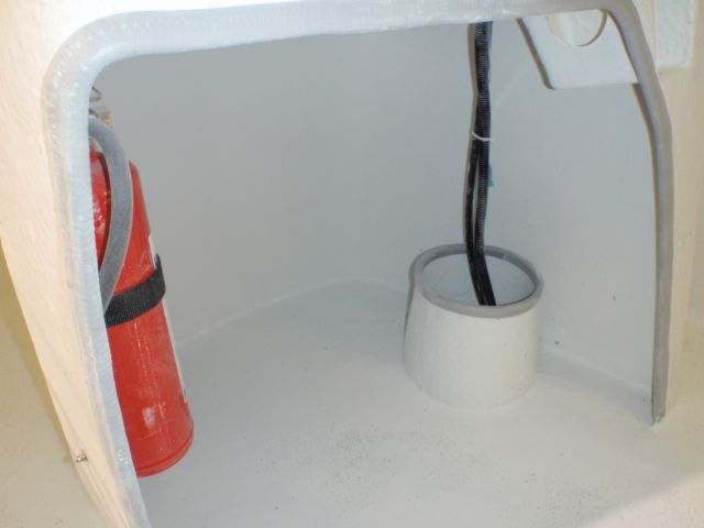 Tästä läpiviennistä menee asentajakin viemään johdot koneelle.