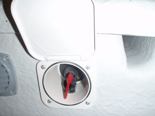 Virtakytkin takapenkin ulkopuolella.