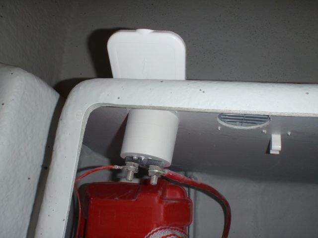 Virtakytkimen suojakotelo siististi takapenkin sisällä. Ei ole tiellä eikä hakata jalkoja siihen.