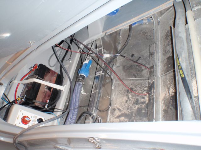 Takapenkin alta löytyy "reilusti tilaa" kun otti levyn pois. Tähän tilaan saa vaikka hyvän kokoisen tavaralaatikon.