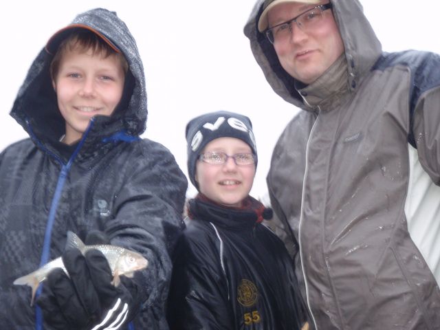 Isä tyttö ja poika kaikki sai kaloja.