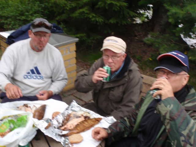 Evästauko jossa syötäväksi savusiikaa ja nieriää.<br />Toki emme unohtaneet päihteitä.