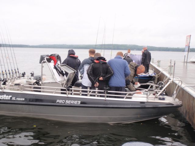 KP:n vene ja miehistö käänsivät meille heti lähdössä selät. Huom. Kallen uusi pro Buster jonka "kopio" oli H:ki uivassa.