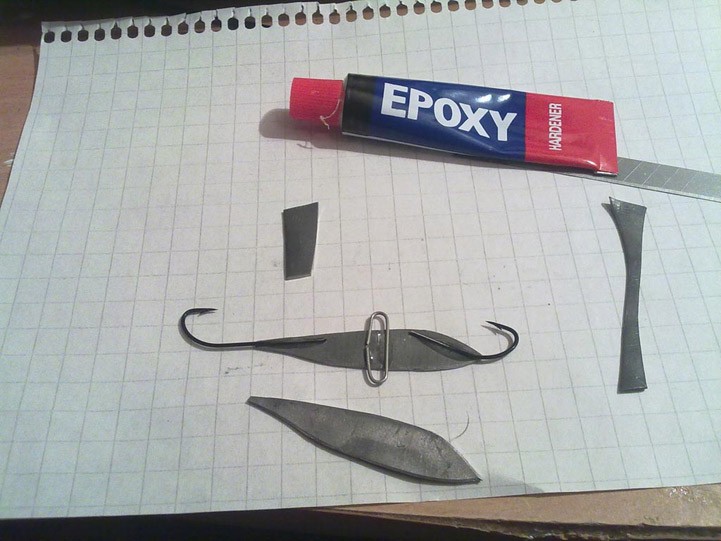 Ensiksi epoksilla koukut kiinni muotoon leikattuun tasurifiguuriin.