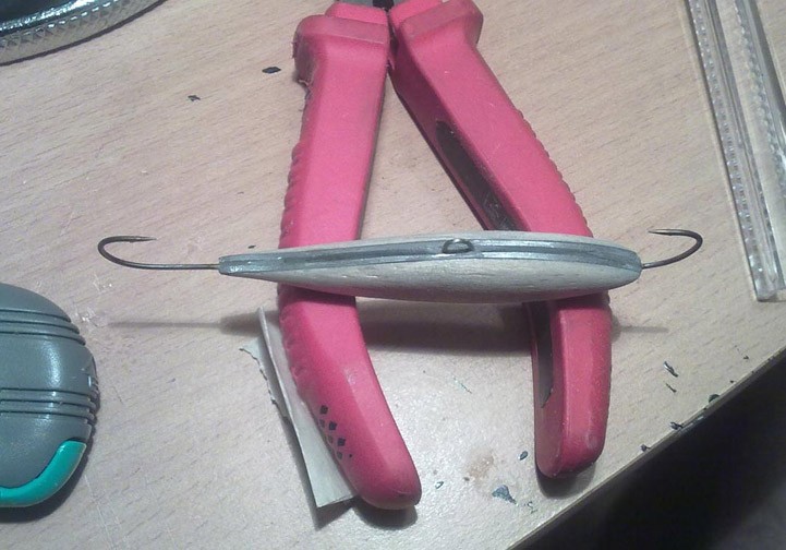 Liimaillaan balsat kummallekkin puolelle.