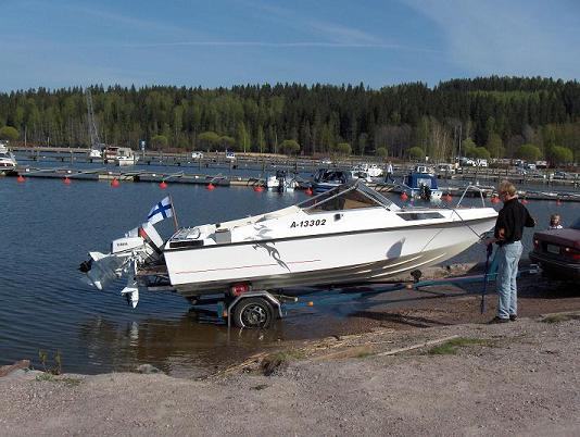 Veneen vesillelasku 120506 001.jpg