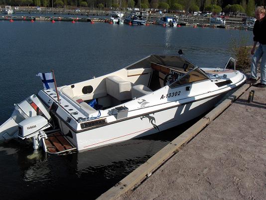 Veneen vesillelasku 120506 008.jpg