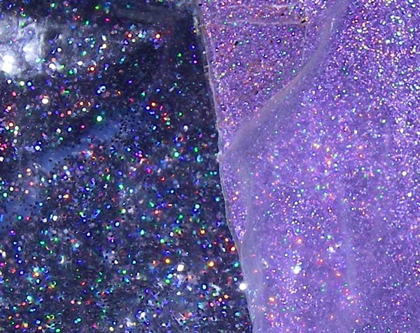 Kameleonttimusta ja kameleonttilila salaman kanssa.