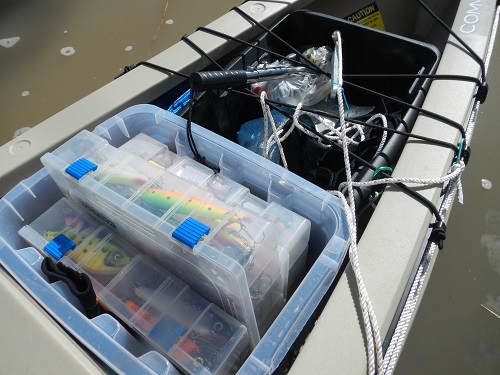 Takatilan saa helposti täyteen roinalaatikoilla.