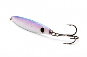 Vekkuli 100 on meritaimenen kalastukseen tarkoitettu viehe, se on 10cm pitkä ja painaa n.20g. Uistin on pitkäheittoinen, kehitetty rannalta ja veneestä tapahtuvaan kalastukseen eli viehe toimii hyvin matalassakin vedessä ja kestää nopeaakin kelausta.<br /><br />Kyseessä on ns "käsialaviehe", jolla tarkoitetaan aktiivista uittoa ja vavan käyttöä uiton aikana. Näin saat uintiin katkoja ja pyrähdyksiä.<br />Uistin on myös osoittanut toimivuutensa vetouistelussa.<br /><br />Vekkuli-lusikka on 100% suomalaista käsityötä ja sitä valmistetaan pieniä sarjoja kerrallaan. Väreissä saattaa olla hiuksen hienoja eroja<br />Joissain väreissä on tuotantoerästä riippuen maalattu silmä<br />19.90€<br /><br />Paino: 20g<br />Pituus: 10cm