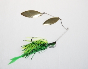 Spinnerbait - willow tuplakoukulla - chartreuse/vihreä 	Spinnerbait - willow tuplakoukulla - chartreuse/vihreä <br /><br />Spinnerbait soveltuu erittäin hyvin hauen kalastukseen. Spinnerbait on tehokas uistin hauelle ja sillä voi kalastaa mm. kaislikossa helposti ilman uistimen takertumista kaisloihin. Spinnerbaitissä on avoin looppi, tupla willow-lehdet ja kelta/vihreä hauen hampaat kestävä kumikaulus. Willow-lehdellä varustettu spinnerbait soveltuu hiukan syvempään veteen ja hitaalle kelaukselle. Vieheen paino 34 grammaa ja yhden sakaran pituus 10 cm.<br /><br />Kalastusohje:<br /><br />- Tasainen kelaus ilman pysäytyksiä tai nykäyksiä<br />- Uita nopeammin jos havaitset kalan seuraavan uistinta tai pysäytä kelaus<br />- Kalasta myös ruovikot ja kaislikot<br />- Pidä vavan kärki ylhäällä ja kelaa nopeammin, jos haluat uittaa viehettä pinnassa<br /><br />Sakaran pituus: 10 cm<br /><br />Paino: 34 grammaa <br />5€