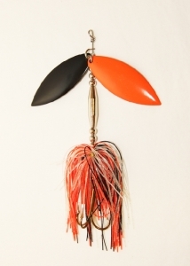 Big Hit Haukilippa - Musta/Oranssi<br /><br />Isot lippauistimet soveltuu erittäin hyvin hauen kalastukseen. Iso lippauistin on tehokas uistin hauelle ja isolla lipalla voi kalastaa syvemmässäkin vedessä<br /><br />Tässä erittäin laadukkaassa käsintehdyssä Kanadalais-valmisteisessa lippauistimessa on kaksi colorado-lehteä ja hauen hampaat kestävä silikoninen kumikaulus, joka on kiinnitetty messinkilangalla tavanomaisen kumilangan sijaan. Lipan runkolanka on ruostumatonta terästä, joten se ei ruostu koskaan. Lippalehdet on pulverimaalattu erittäin kestävällä maalilla, jonka päällä on vielä lakkapinta. Koukkuna on käytetty laadukasta Mustad kolmihaarakoukkua. Kolmihaarakoukun voi myös vaihtaa, sillä se on kiinnitetty uistinrenkaalla.<br /><br />Vieheen paino 45 grammaa ja vieheen pituus 15 cm.<br /><br />Kalastusohje:<br /><br />- Tasainen kelaus ilman pysäytyksiä tai nykäyksiä<br />- Uita nopeammin jos havaitset kalan seuraavan uistinta tai pysäytä kelaus<br />- Kalasta myös ruovikot ja kaislikot<br />- Pidä vavan kärki ylhäällä ja kelaa nopeammin, jos haluat uittaa viehettä pinnassa<br /><br />Pituus: 15 cm<br /><br />Paino: 45 grammaa <br />10€