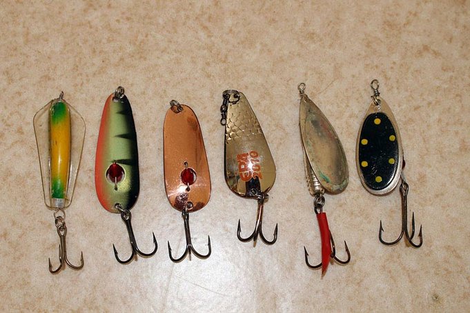 Pikkulusikkaa ja isoa lippaa, h.10eur