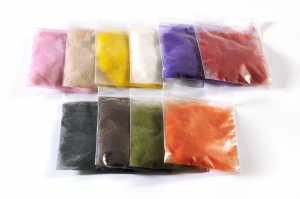 Jänisdubbing<br />Erittäin hyvä dubbining-materiaali käytettäväksi kaikkiin perhotyyppeihin, kuten esim. meritaimenperhoihin, lohiperhoihin, taimenperhoihin, jne. Tämä jänisdubbing on sekoite, jossa on mukana hiukan antronia. Antron antaa dubbingille hienon kimalteen.<br />Luonnolliset värit. Materiaalia on annostella ja dubata sidontalankaan. Tämän materiaalin avulla voit sitoa myös pienimmätkin perhot. Materiaalia on pussissa paljon, ja se on riittoisaa.<br />Myydään pusseittain. <br />Hinta: 2.20€