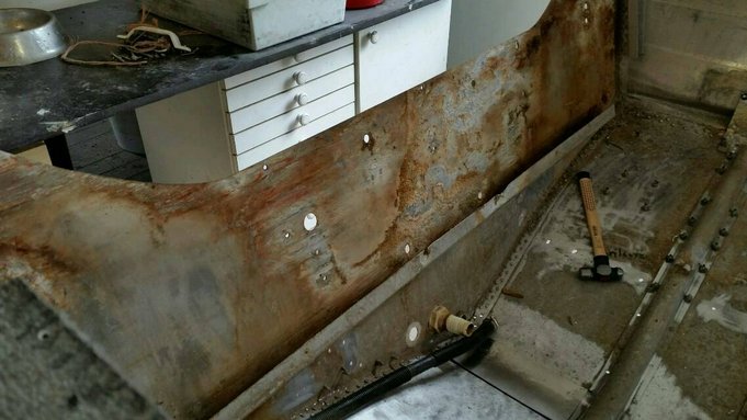 Hiukan oli vanerin ja alumiinin välissä ollut kosteutta.