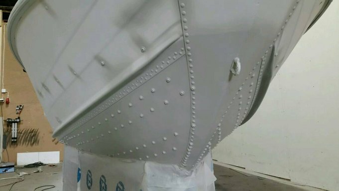 Keulaan laitettiin kostoksi kolmea eri primeriä. Pohjalla 2-k epoksi, välissä eräänlaista PVC maalia ja sen päällä happomaali(tartuntaprimeri)