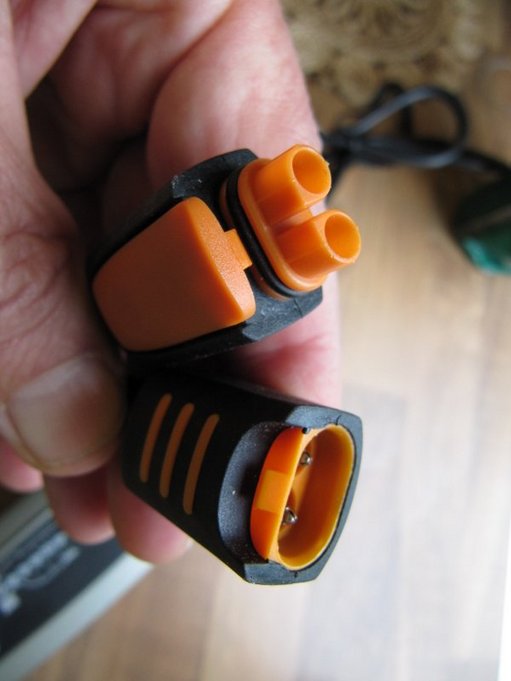 CTEK-latausjohdon liittimet