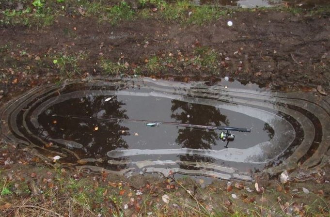 lampi lähestyy.. lätäköt jäässä.. onko lampikin jäässä.. ei ollu...jpg