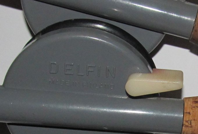 harmaat Delfinit. kaikissa teksti yhtä pitkä. niinkuin keskimmäisessä......JPG