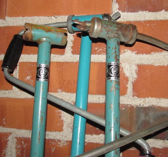 UR väörisävyjä. keskellä varaosista koottu. 90 luku. laidoilla vanhemmat. nelosia runkoja...2.JPG