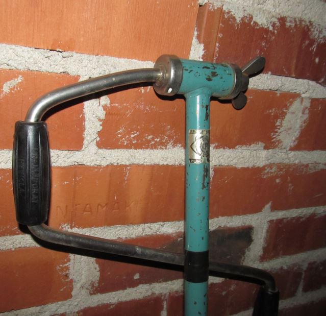 UR kierrätyskeskuksesta ostettu tai saatu. huom.. 4. eri ur tarra....jpg