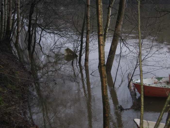 Yks vene kortteella upoksissa, muut veneet pinnalla