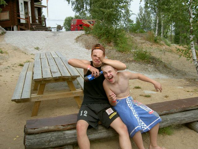 Asshole kiusaa Prööttiä.jpg