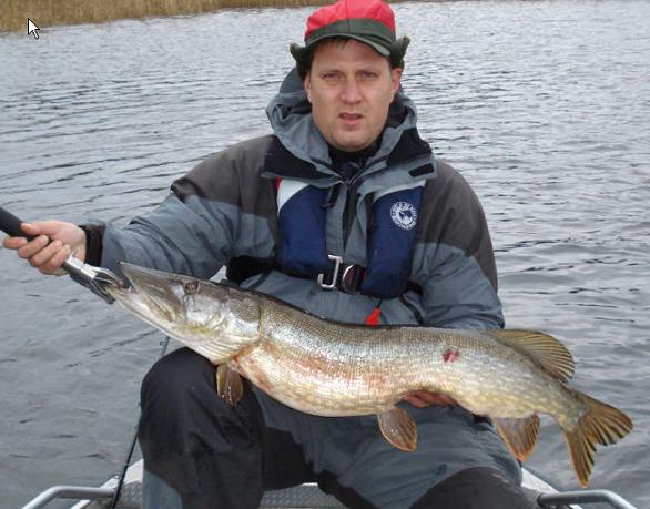 Tyhmän näköinen kalamies ja kaunis mamma...