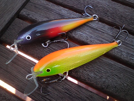 2 kpl 70mm. lohivaappua, olikohan nuo Partasia..  Kovalla potkulla, ei paljon hakua.  H. 19e.