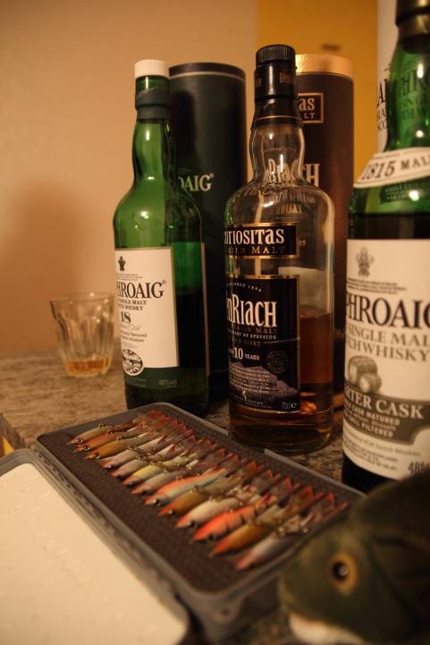 Pilkkimiehen perustarvikkeet.jpg