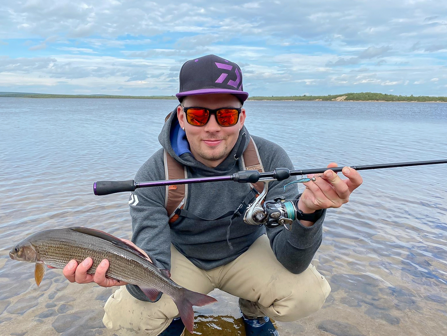 Tunturijärven hiekkarannalta jigattu harjus ja välineet.